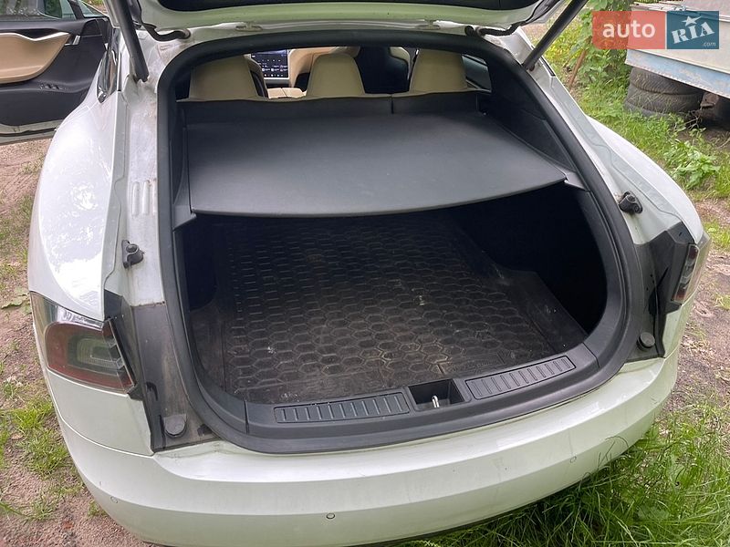 Ліфтбек Tesla Model S 2016 в Києві
