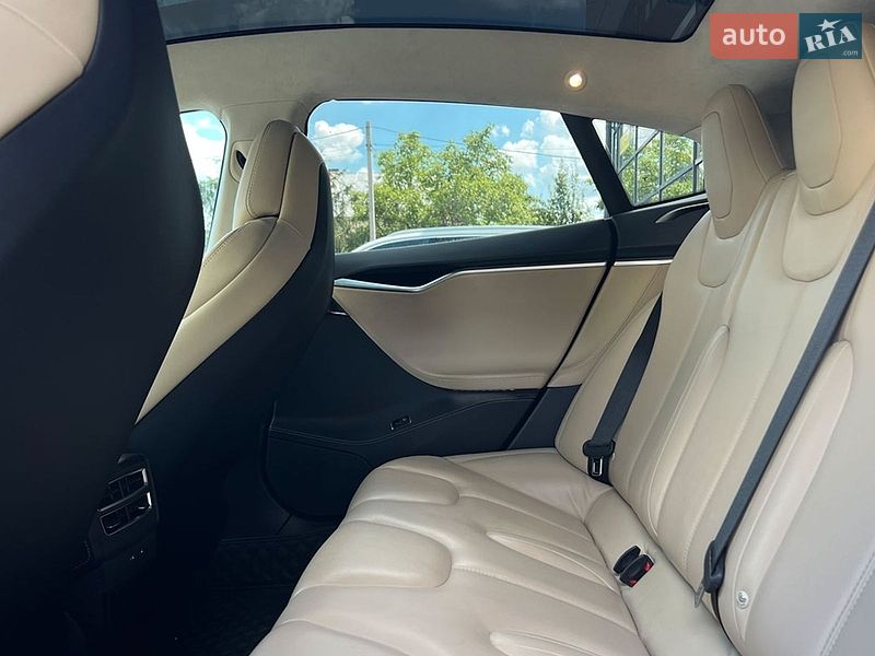 Лифтбек Tesla Model S 2017 в Ивано-Франковске