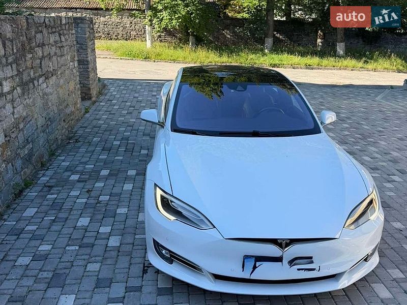 Лифтбек Tesla Model S 2016 в Хмельницком