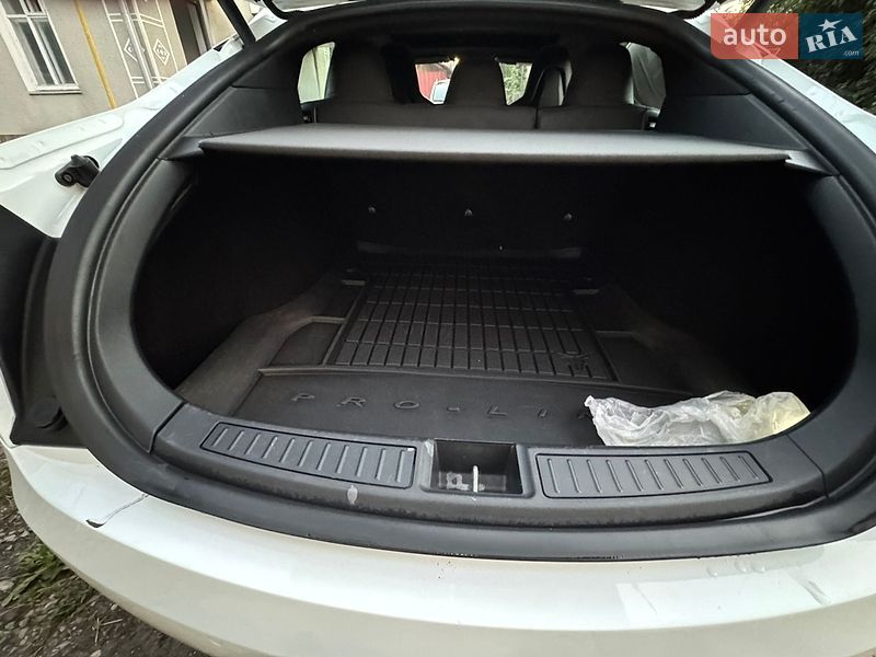 Лифтбек Tesla Model S 2016 в Хмельницком