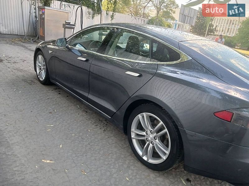 Лифтбек Tesla Model S 2016 в Львове