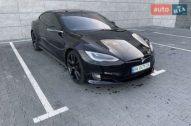 Лифтбек Tesla Model S 2017 в Львове Лифтбек Tesla Model S 2017 в Львове