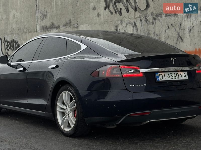 Лифтбек Tesla Model S 2015 в Львове