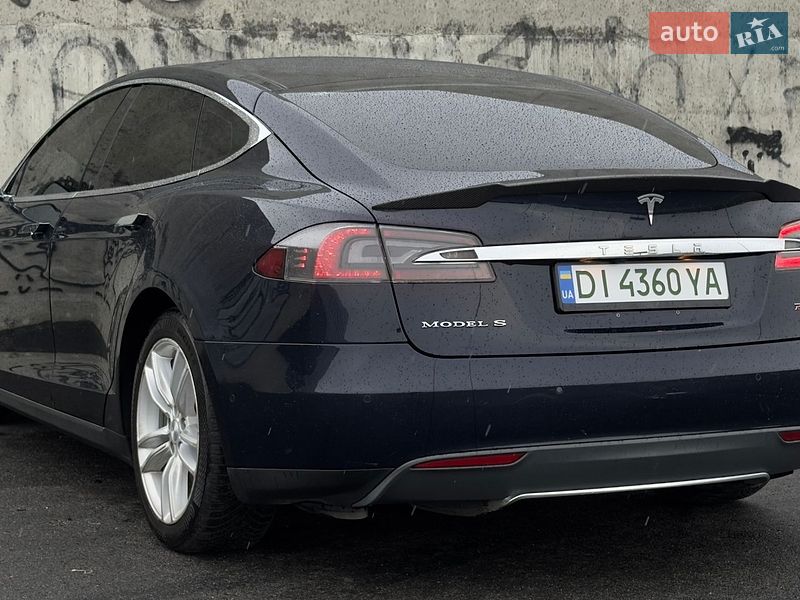 Лифтбек Tesla Model S 2015 в Львове