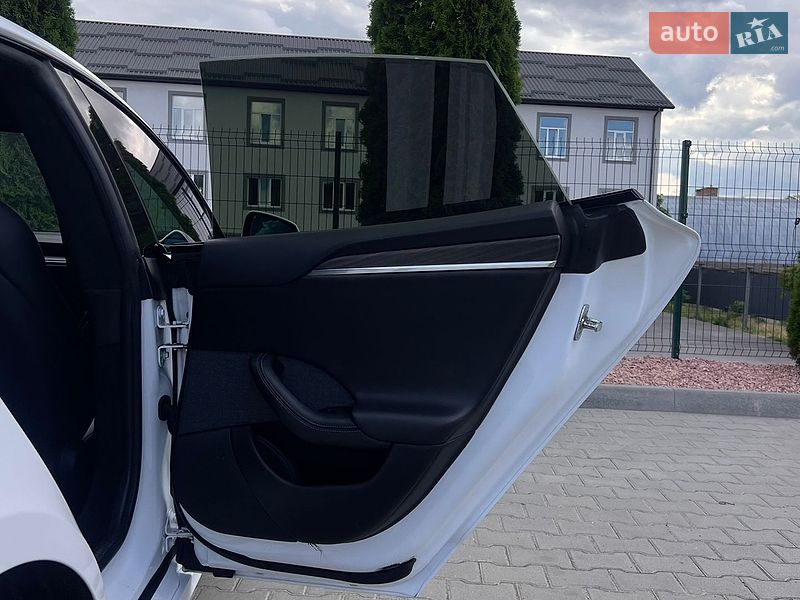 Лифтбек Tesla Model S 2022 в Виннице