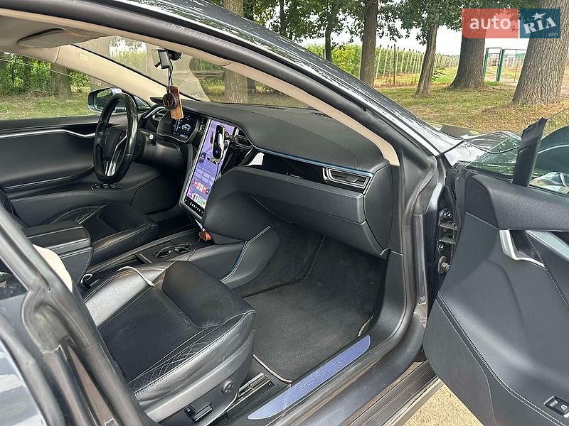 Лифтбек Tesla Model S 2015 в Виннице