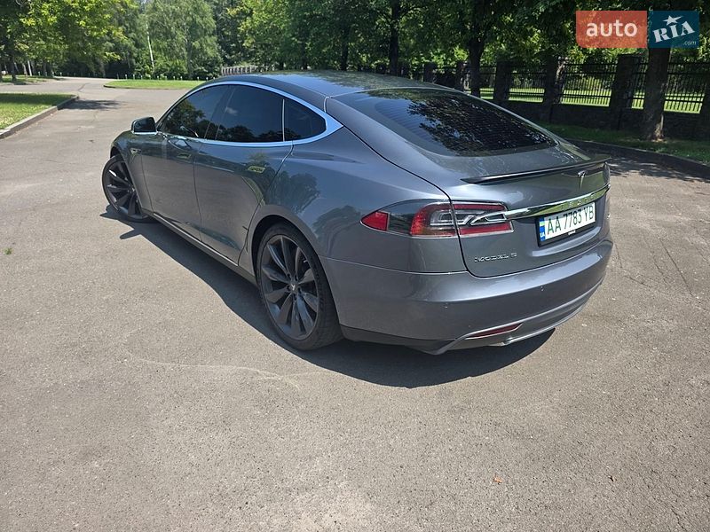 Лифтбек Tesla Model S 2014 в Киеве