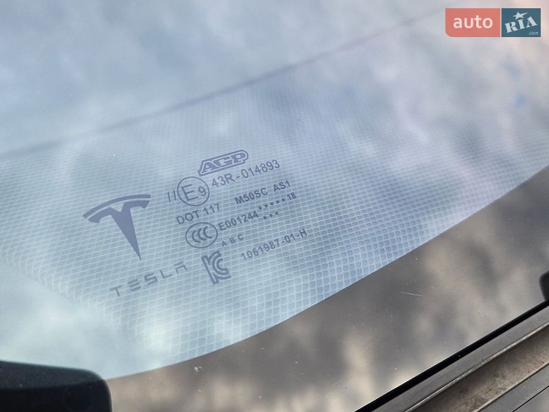 Лифтбек Tesla Model S 2018 в Киеве
