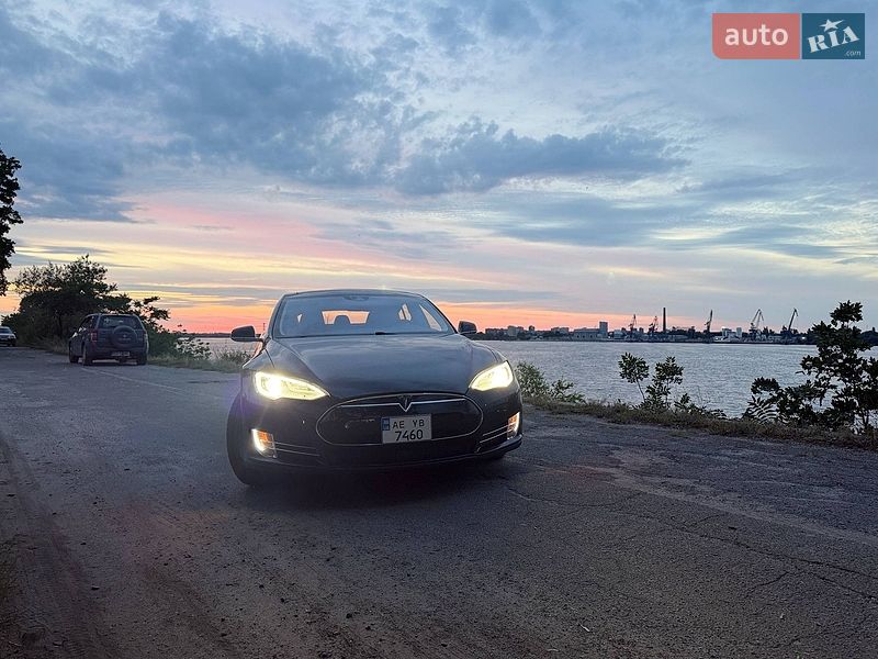 Ліфтбек Tesla Model S 2015 в Дніпрі фото 10 Ліфтбек Tesla Model S 2015 в Дніпрі