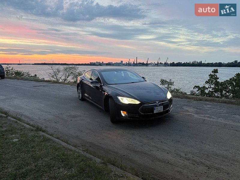 Ліфтбек Tesla Model S 2015 в Дніпрі фото 11 Ліфтбек Tesla Model S 2015 в Дніпрі