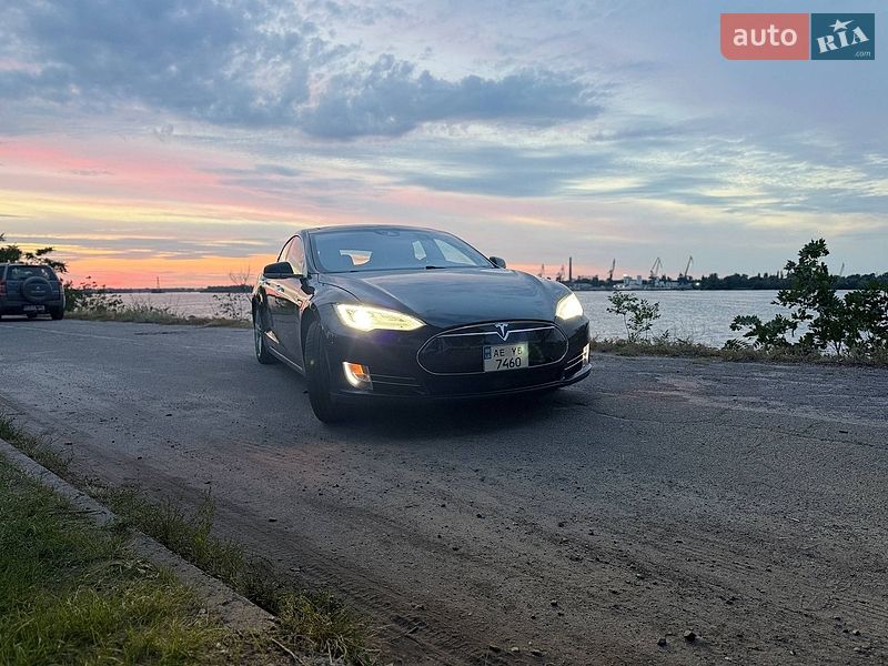 Ліфтбек Tesla Model S 2015 в Дніпрі фото 12 Ліфтбек Tesla Model S 2015 в Дніпрі
