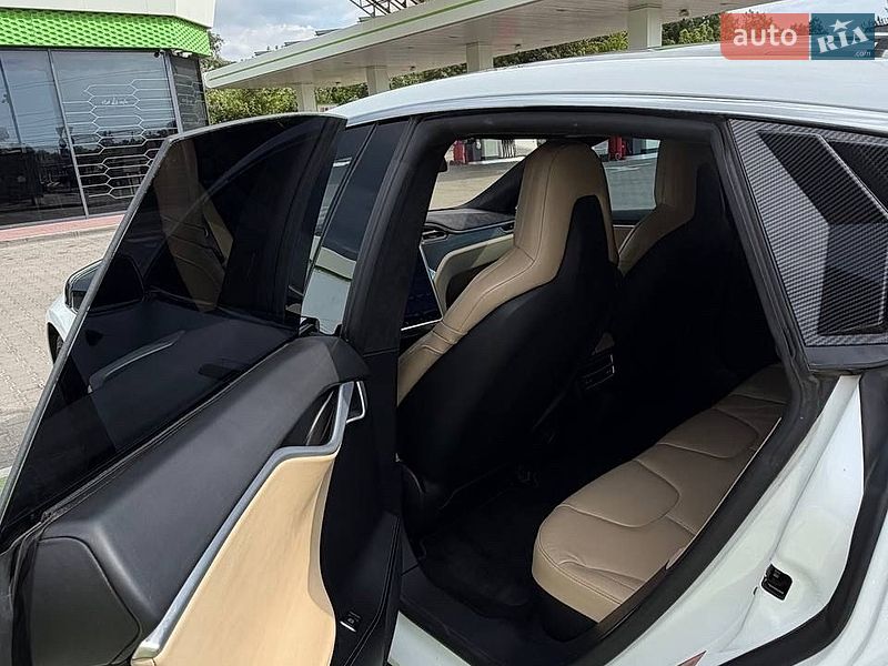 Лифтбек Tesla Model S 2016 в Черновцах