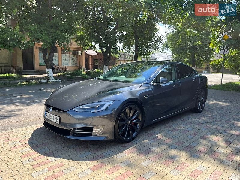 Ліфтбек Tesla Model S 2017 в Сваляві