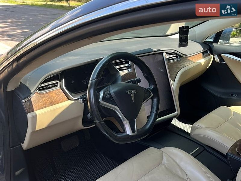 Ліфтбек Tesla Model S 2017 в Сваляві
