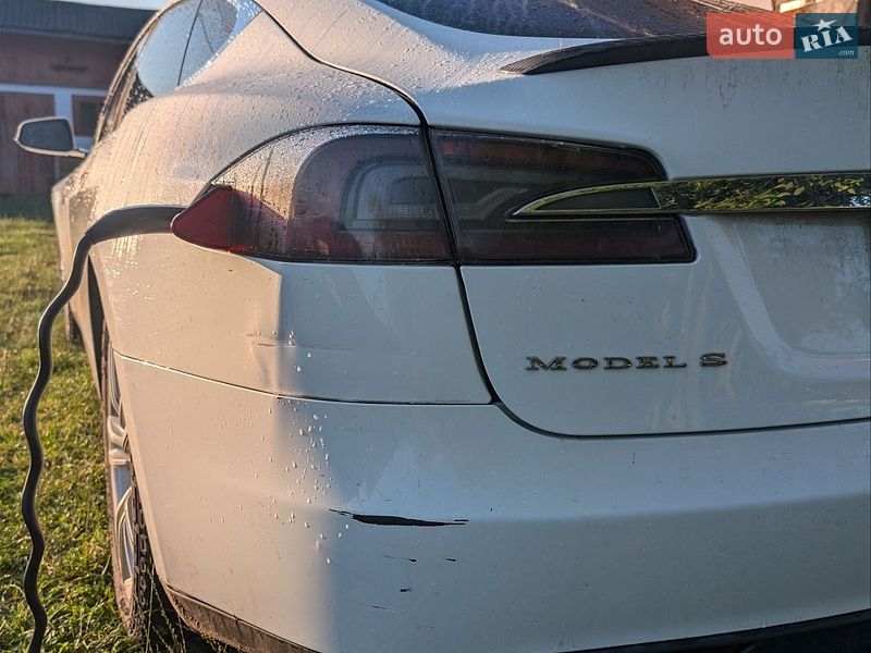 Ліфтбек Tesla Model S 2013 в Чернівцях