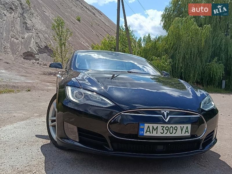 Ліфтбек Tesla Model S 2015 в Коростені