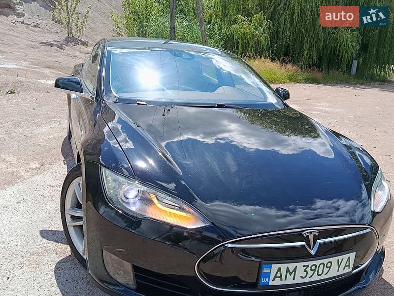 Ліфтбек Tesla Model S 2015 в Коростені