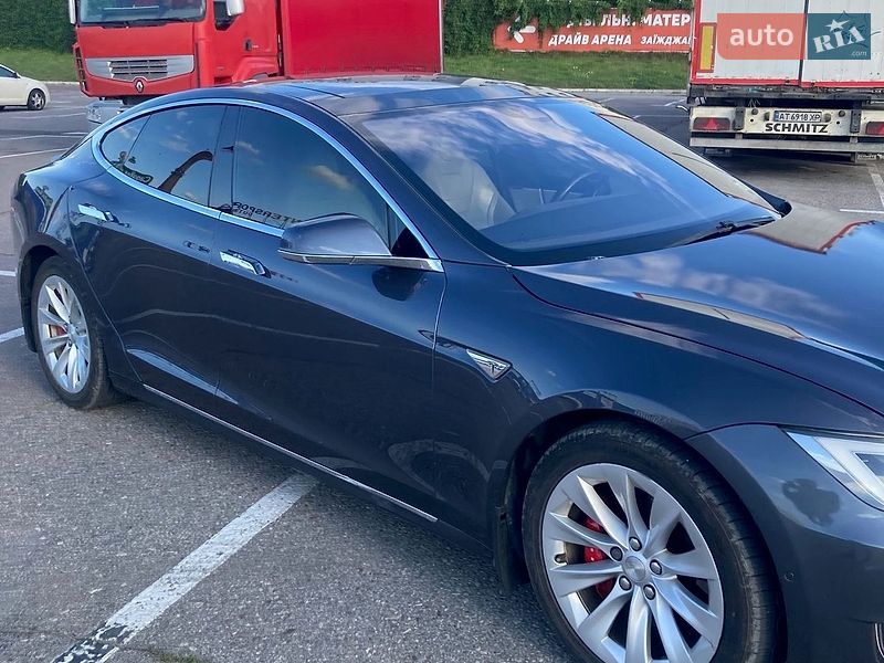 Лифтбек Tesla Model S 2016 в Львове