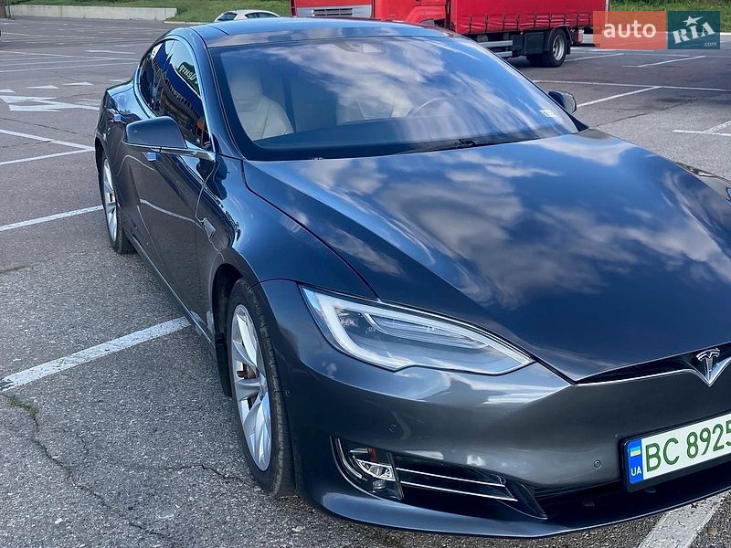 Лифтбек Tesla Model S 2016 в Львове