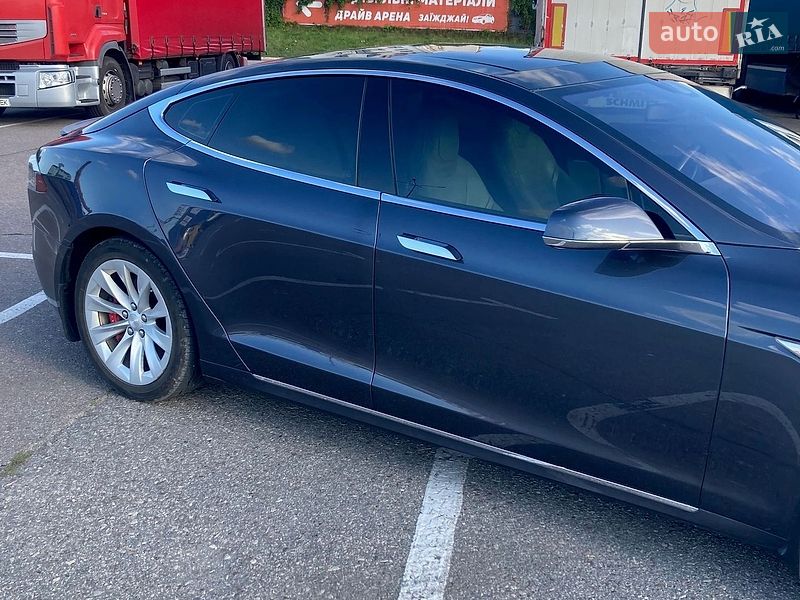 Лифтбек Tesla Model S 2016 в Львове