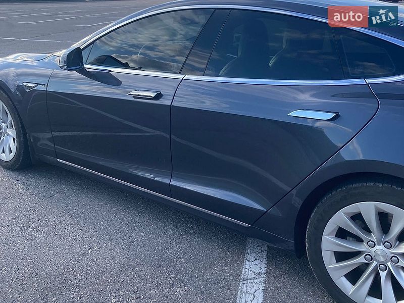 Лифтбек Tesla Model S 2016 в Львове