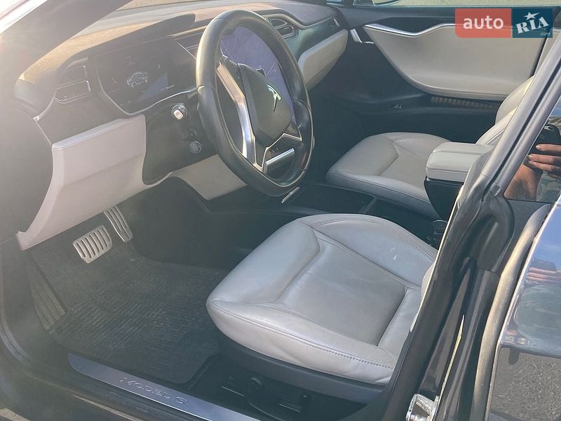 Лифтбек Tesla Model S 2016 в Львове