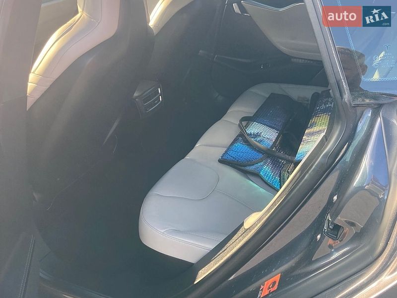 Лифтбек Tesla Model S 2016 в Львове