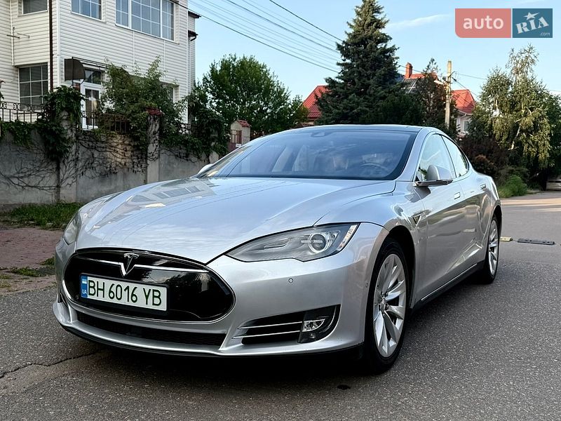Tesla Model S 2015