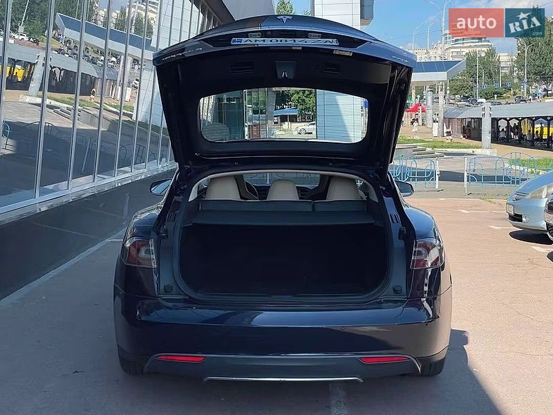 Лифтбек Tesla Model S 2015 в Киеве