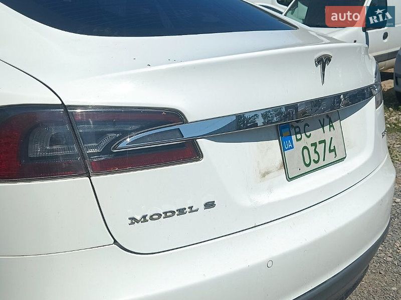 Лифтбек Tesla Model S 2015 в Львове