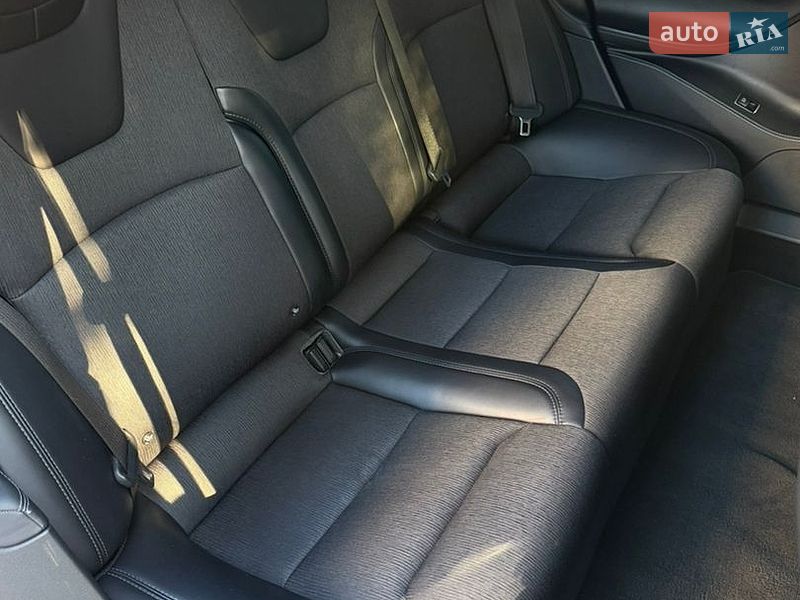 Лифтбек Tesla Model S 2017 в Киеве фото 13 Лифтбек Tesla Model S 2017 в Киеве