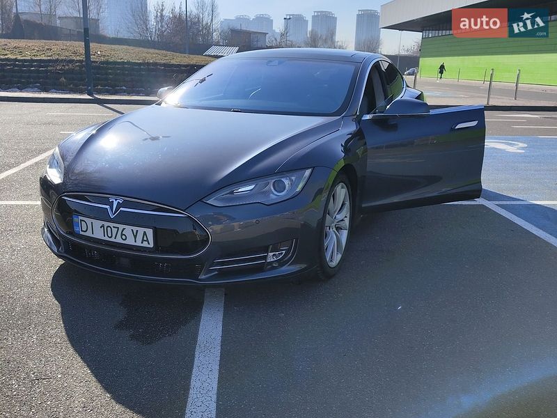 Tesla Model S 2015