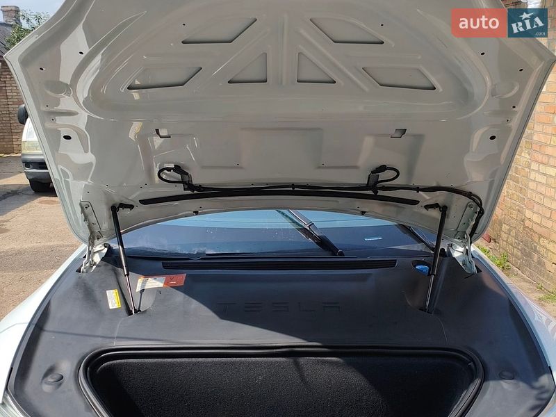 Ліфтбек Tesla Model S 2018 в Нововолинську