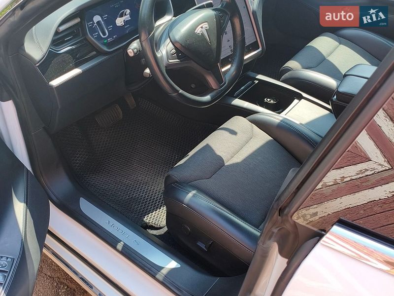 Ліфтбек Tesla Model S 2018 в Нововолинську