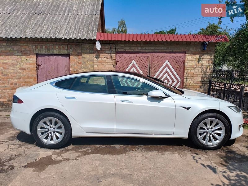 Ліфтбек Tesla Model S 2018 в Нововолинську