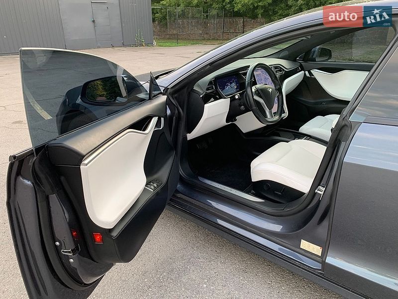 Лифтбек Tesla Model S 2017 в Сквире