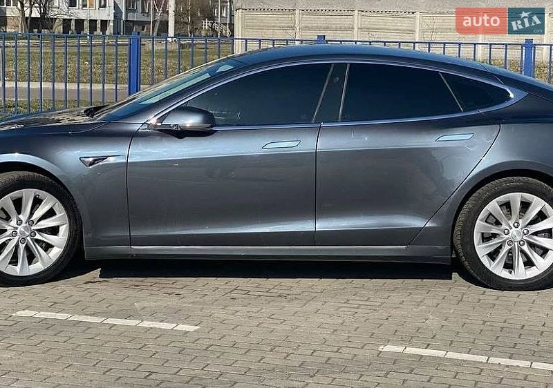 Лифтбек Tesla Model S 2017 в Ужгороде