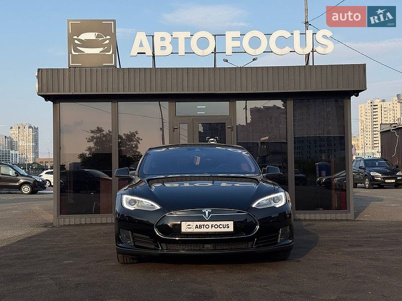 Лифтбек Tesla Model S 2015 в Киеве