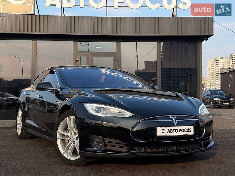 Лифтбек Tesla Model S 2015 в Киеве