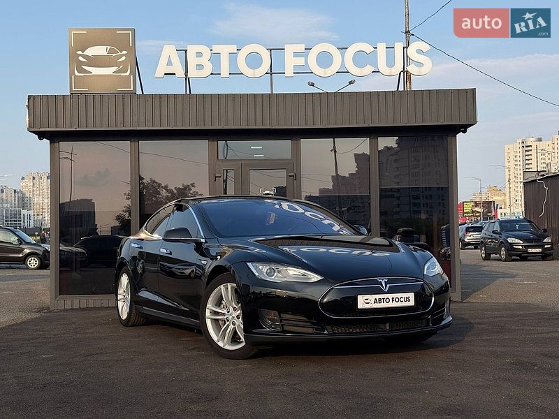 Лифтбек Tesla Model S 2015 в Киеве