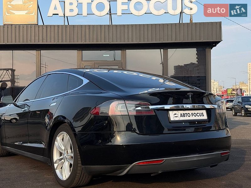 Лифтбек Tesla Model S 2015 в Киеве