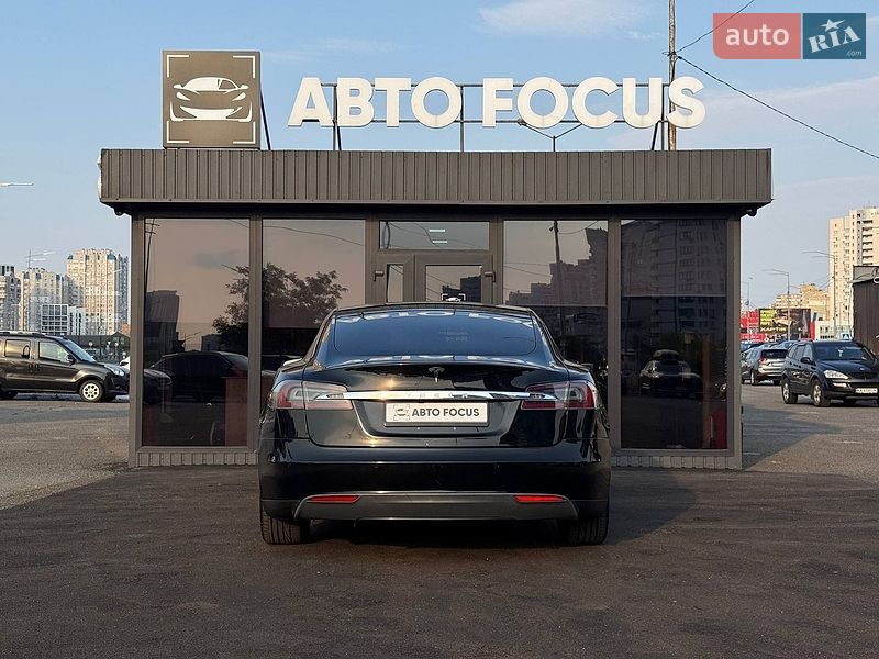 Лифтбек Tesla Model S 2015 в Киеве