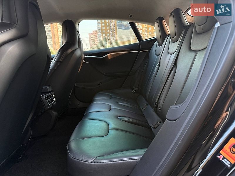 Лифтбек Tesla Model S 2015 в Киеве