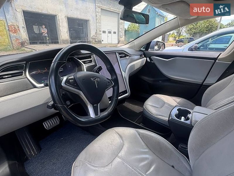 Ліфтбек Tesla Model S 2013 в Іршаві