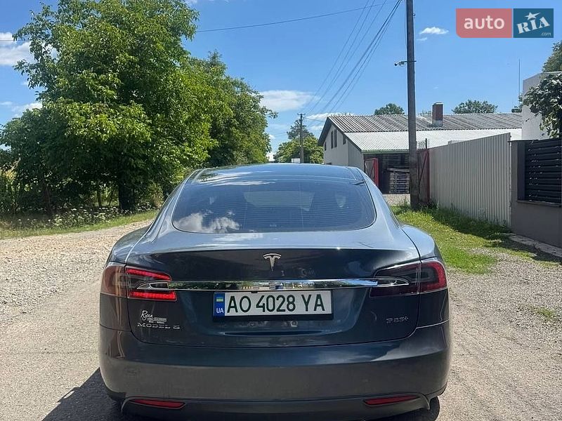 Ліфтбек Tesla Model S 2013 в Іршаві