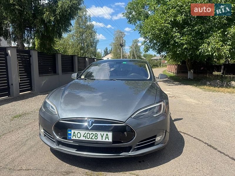 Ліфтбек Tesla Model S 2013 в Іршаві