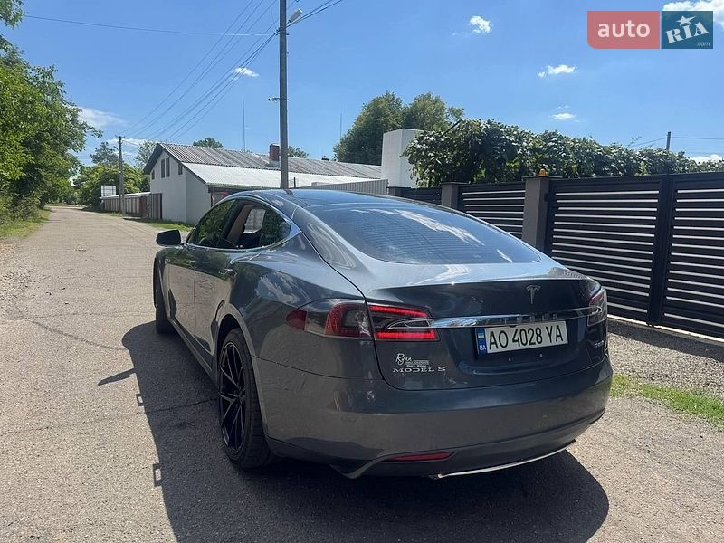 Ліфтбек Tesla Model S 2013 в Іршаві