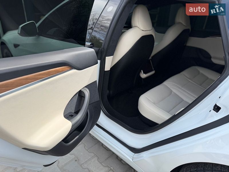 Лифтбек Tesla Model S 2023 в Первомайске