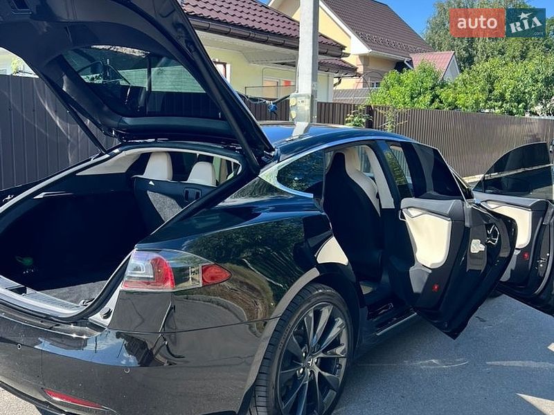 Лифтбек Tesla Model S 2018 в Киеве