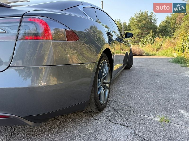 Ліфтбек Tesla Model S 2013 в Кам'янському